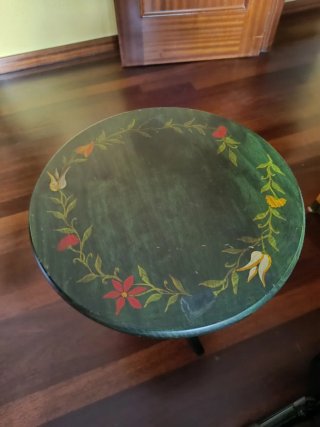Mesa auxiliar rústica de madera pintada