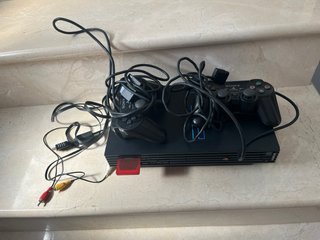 PlayStation 2 Negra, con dos mandos