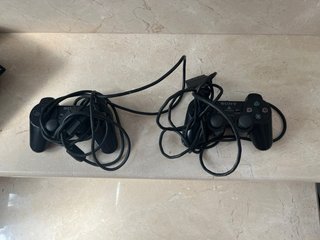 PlayStation 2 Negra, con dos mandos