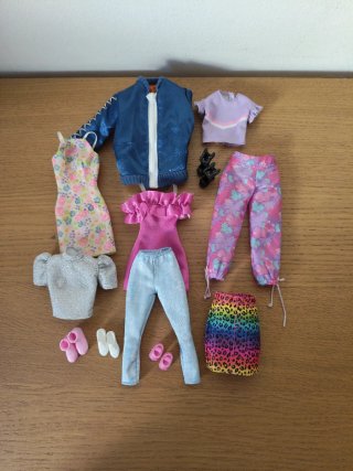 Abiti e accessori per bambola Barbie.