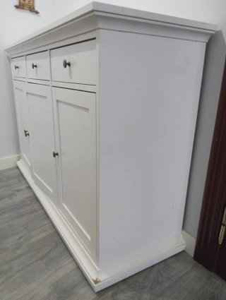 Armario amplio de madera blanco
