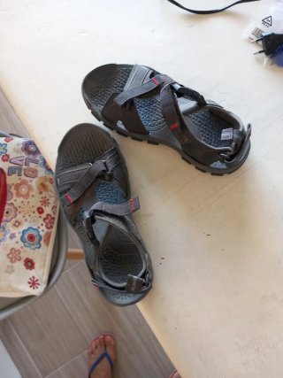 Chanclas de trekking grises y rojas