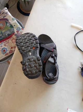 Chanclas de trekking grises y rojas