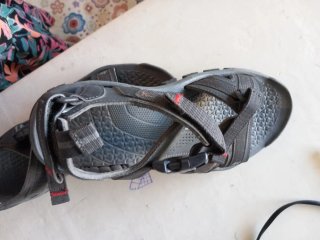 Chanclas de trekking grises y rojas