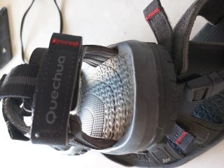 Chanclas de trekking grises y rojas