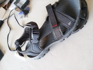 Chanclas de trekking grises y rojas