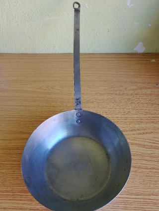 Cazo antiguo de hierro forjado artesanal
