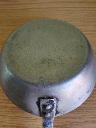 Cazo antiguo de hierro forjado artesanal