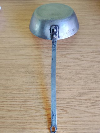 Cazo antiguo de hierro forjado artesanal