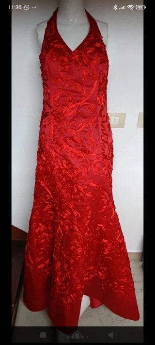 Vestido de fiesta rojo y foulard