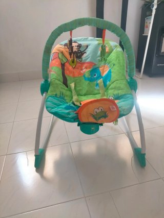 Balancín para bebés con diseño colorido