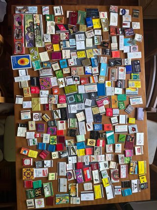 Collezione di vecchie scatole di fiammiferi