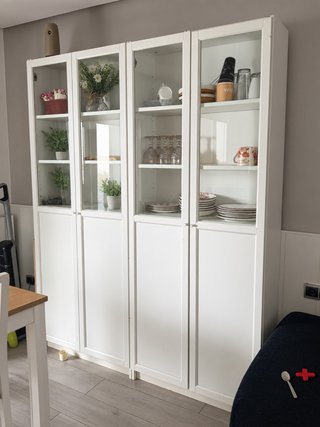 Estantería de cristal y madera Ikea