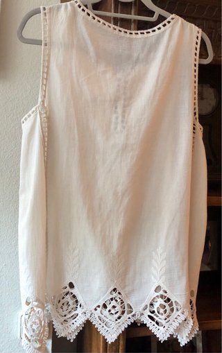 Rebajadísimo Chaleco beige con bordado y flecos