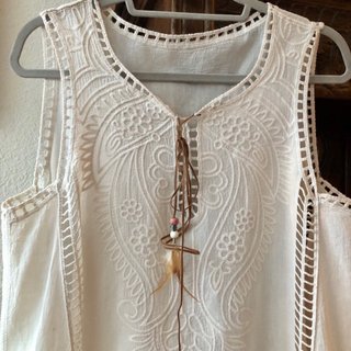 Rebajadísimo Chaleco beige con bordado y flecos