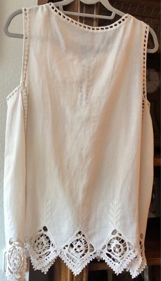 Rebajadísimo Chaleco beige con bordado y flecos