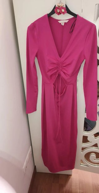 Vestido midi rosa con fruncido con pendientes