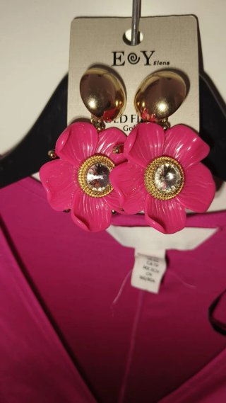 Vestido midi rosa con fruncido con pendientes
