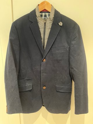Americana ante azul y gris