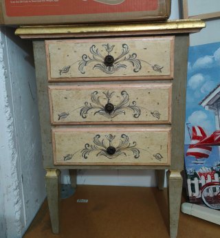 Cómoda y mesilla de madera