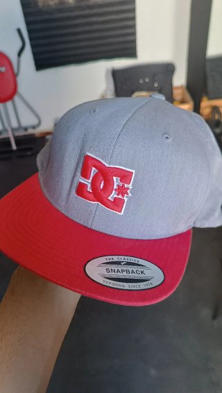Gorra DC Shoes Snapback Gris y Roja