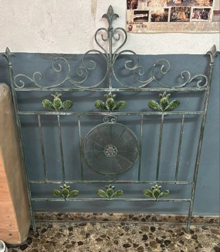 Cabezal de cama de forja con cactus