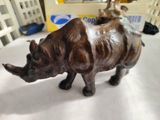 Figura de Rinoceronte de Cuero