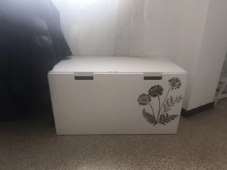 Cajonera blanca con diseño floral