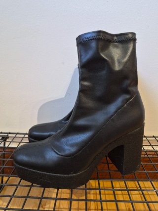 Botas negras con plataforma