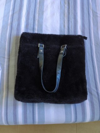 Bolso negro peludo