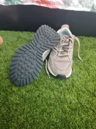 Zapatillas BOSS beige y naranja