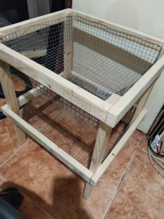 Mueble madera 2 cestas malla metálica