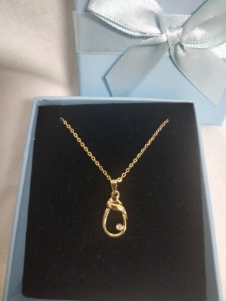 Colgante de bisutería nuevo,chapado.Incluye caja.