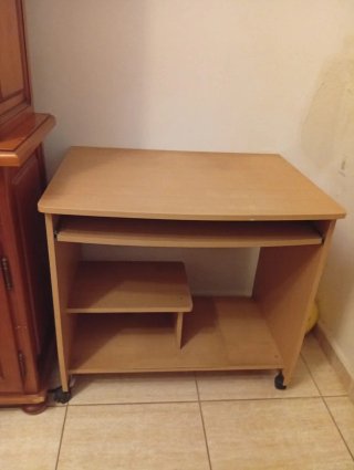 Escritorio de madera con ruedas