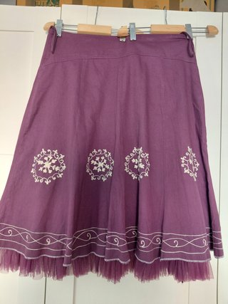 Falda morada bordada beige
