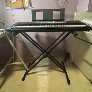 Teclado Yamaha con Soporte
