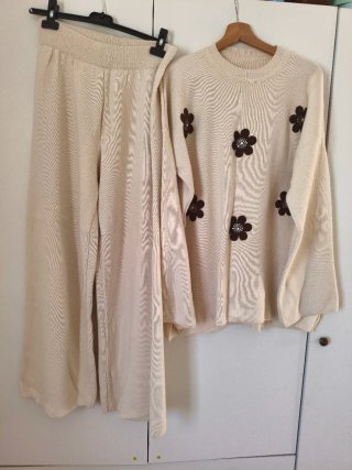 Conjunto punto beige flores marrones