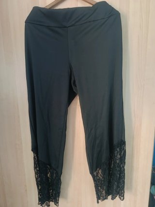 Pantalón ancho con encaje negro