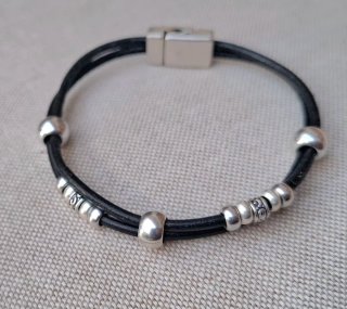 Pulsera de Cuero Negro y Zamak Plata