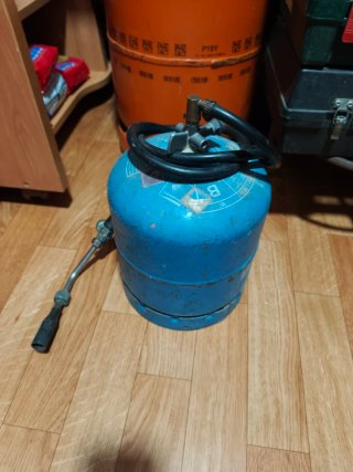 Bombona de gas con soporte