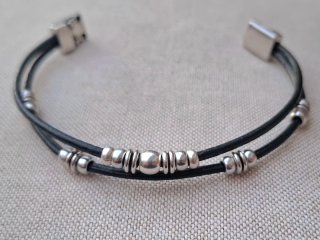 Pulsera Artesanal de Cuero y Zamak Plata