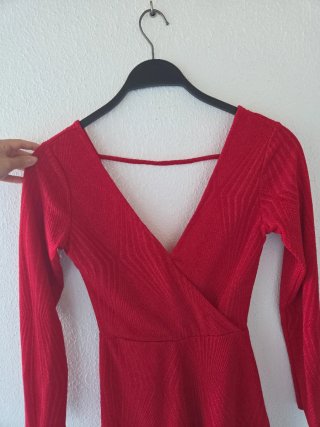 Mono de vestir rojo con espalda abierta