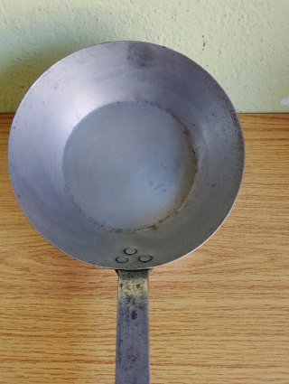 Cazo antiguo de hierro forjado artesanal