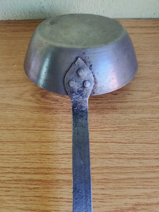 Cazo antiguo de hierro forjado artesanal