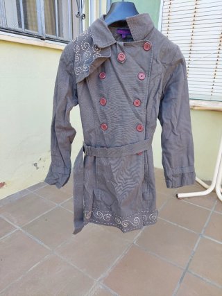 Gabardina Gris con Detalles Bordados