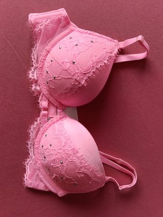 Sujetador rosa chicle con encaje y adornos