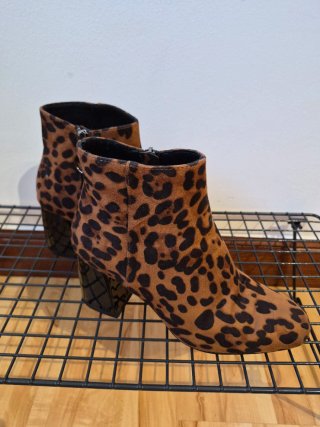 Botines leopardo tacón charol,