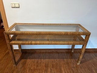 Mesa de centro de mimbre y cristal