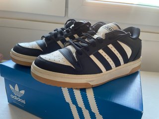 Zapatillas Adidas Negras y Blancas