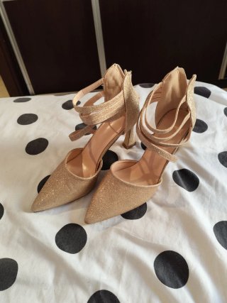 Zapatos dorados de fiesta
